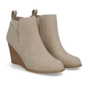 DV By Dolce Vita Gerdy Womens Beige Faux Leather Wedge Ankle Booties Size 9